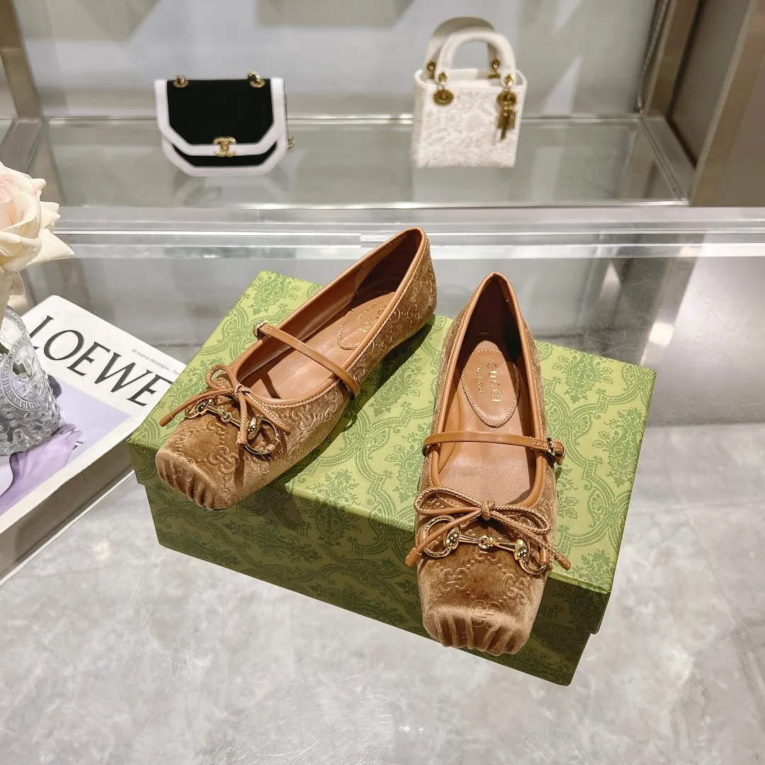 👟👟Ex-factory price 560👟👟 Gucci Horsebit series women's ballet flats. This iconic horsebit ballet flats features a square toe design and elegant bow details, paying tribute to the traditional ballet shoe style. This piece is crafted from Gucci ankh leather and embellished with a light gold-tone horsebit buckle. A 'sacchetto' construction with a soft, padded insole provides a great fit. ✅Size: 35-42 (customized for 40-42) ✅Sole material: Imported Italian genuine leather sole ✅Packaging: Brand new red box packaging